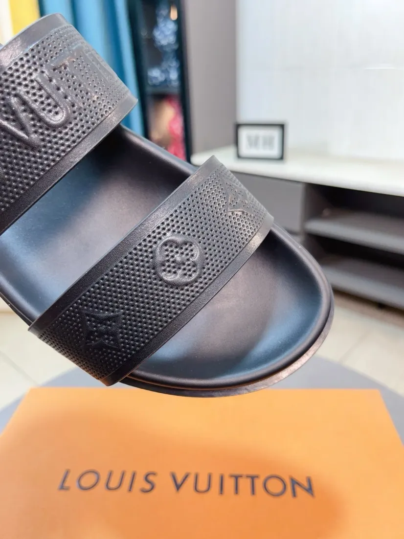 Ex-factory price 320🌹🌹 (lv-Louis Vuitton) new men's sandals, high-end boutique, exquisite embossed logo decoration on the upper, fine workmanship, super soft soles, casual, loose and comfortable, a must-have in summer! \nsize：38-44